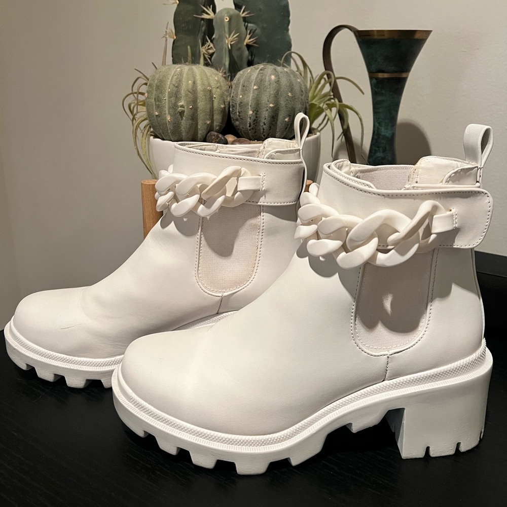 WHITE STEVE MADDEN CHAIN BOOTIES SIZE 7
